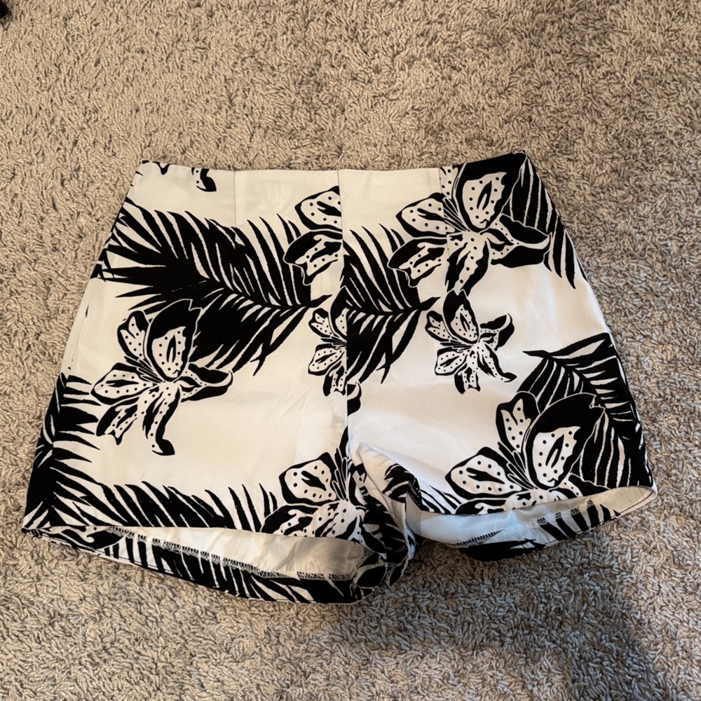 5/48 Black and White Floral Women Shorts